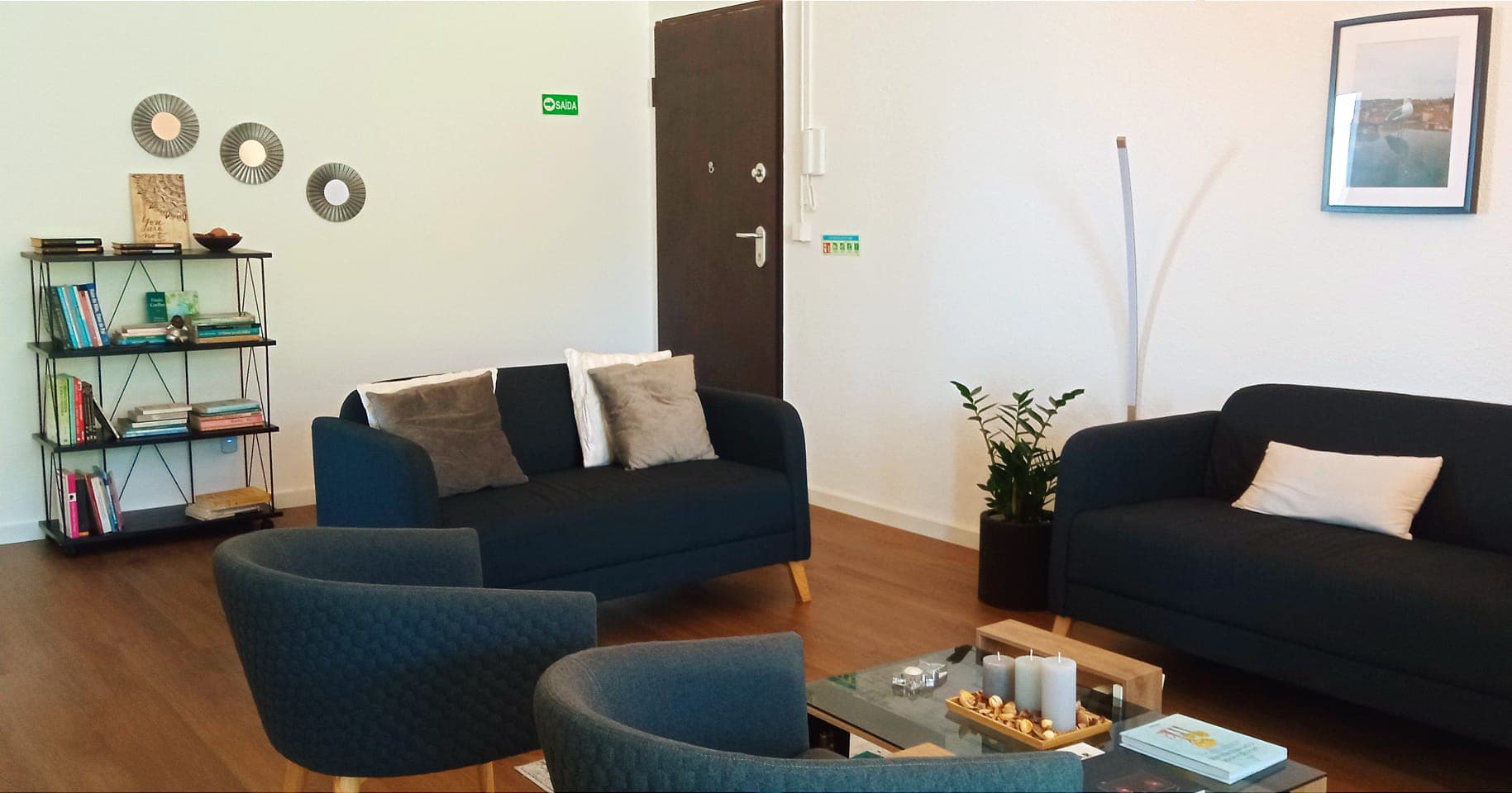 Sala de espera do espaço de atendimento em Almada